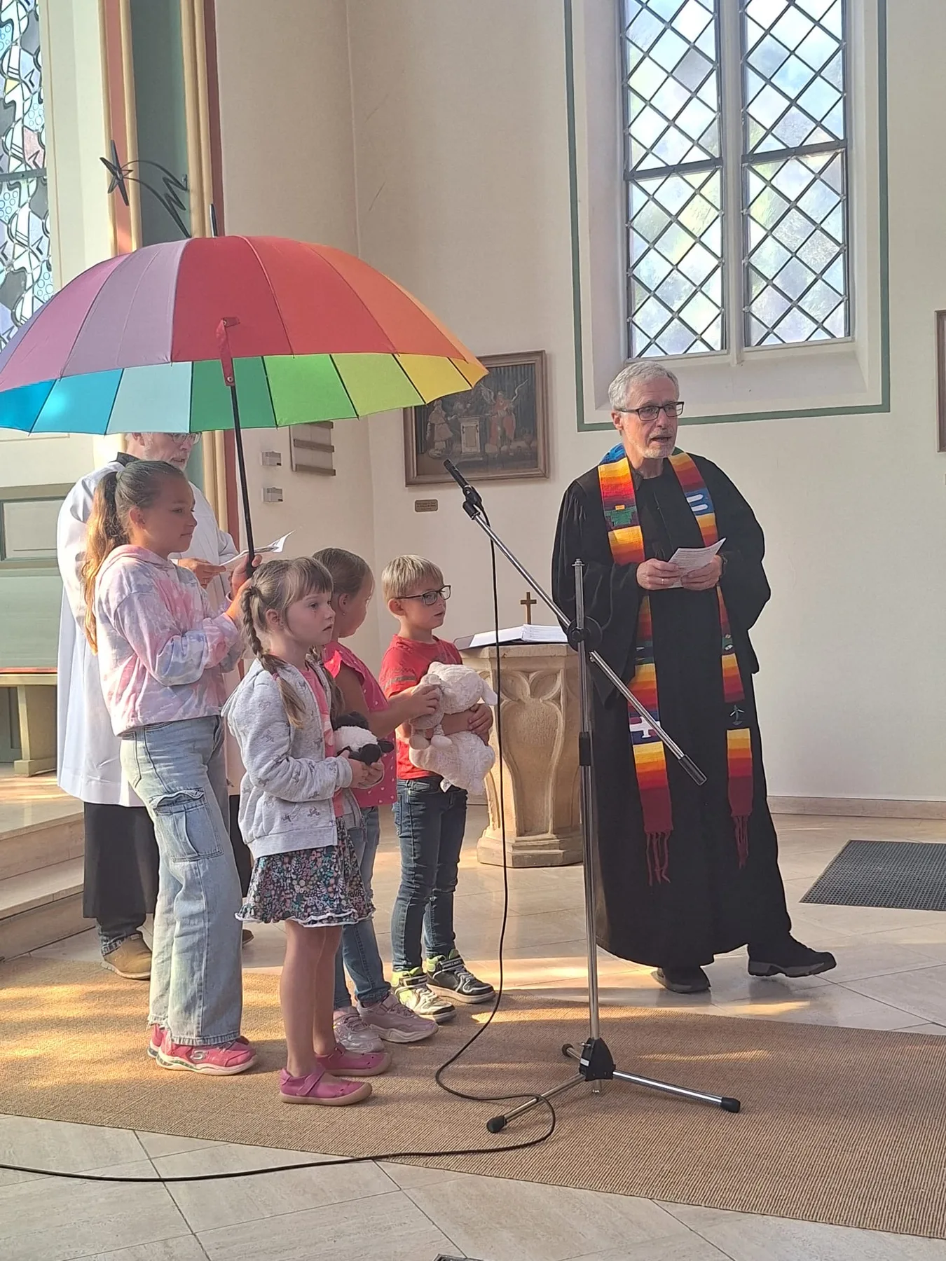 Kinder gestalten gemeinsam einen Gottesdienst.