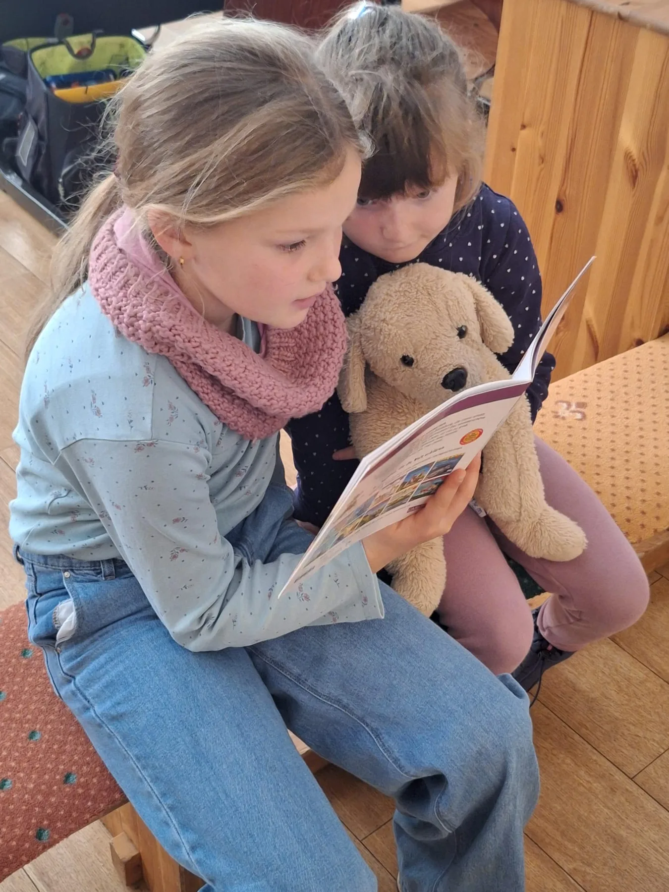 Kinder lesen gemeinsam ein Buch.