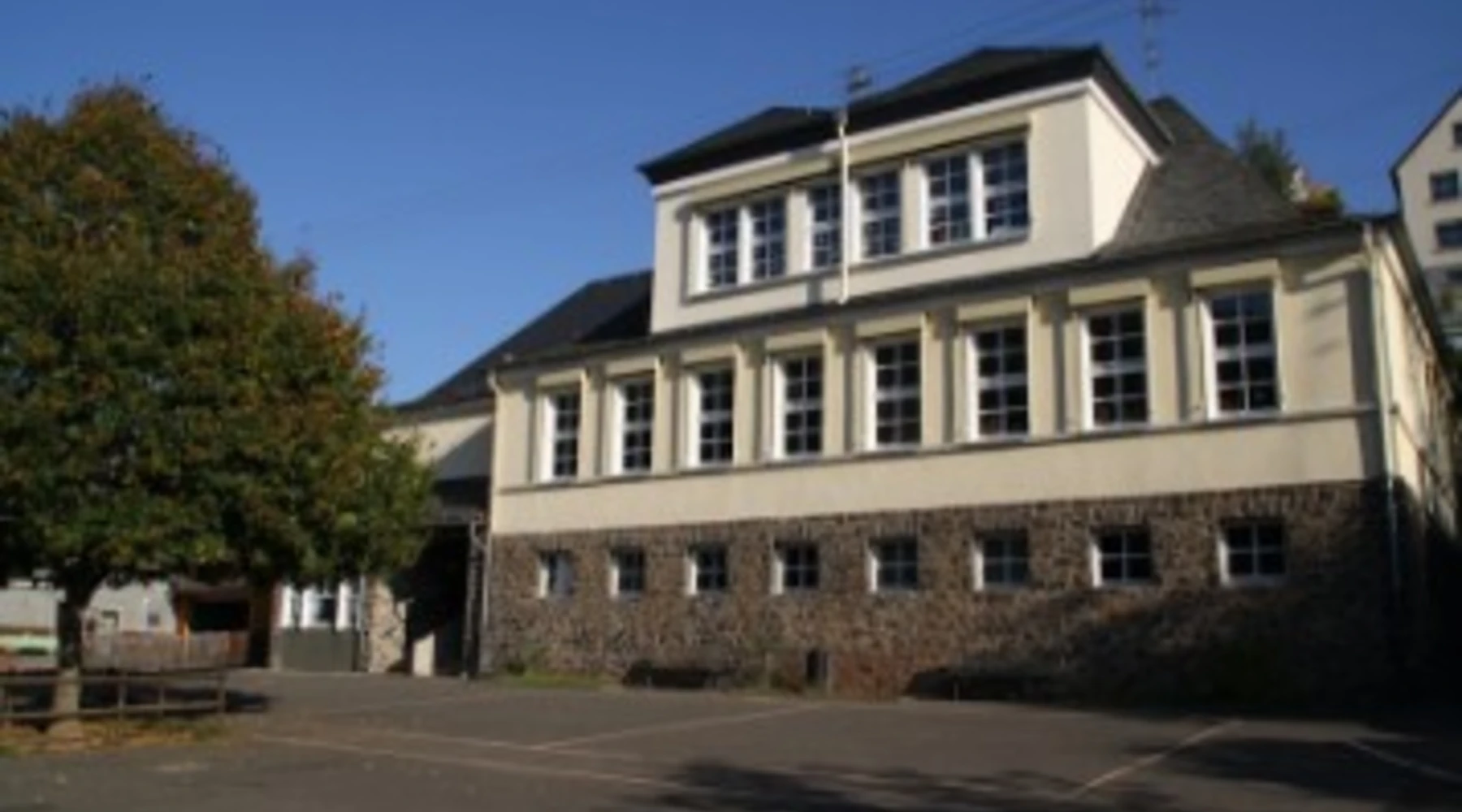 Schulgebäude der Grundschule Fischbach